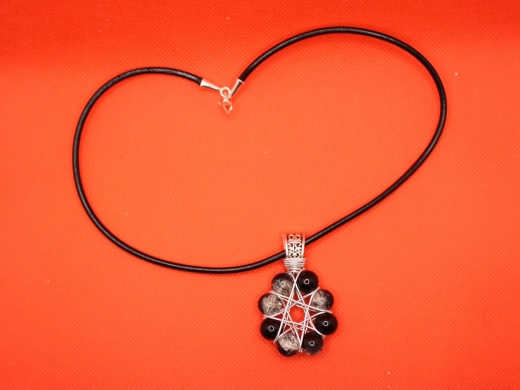 Sternanhänger mit Lederhalsband