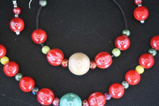 Lederarmband mit Keramikperlen