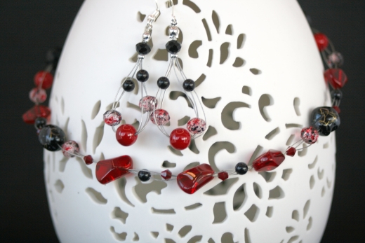 Glasperlen-Set in Schwarz-Rot