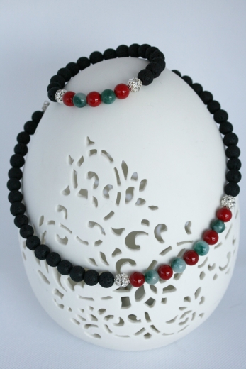 Lavaperlenkette mit bunten Glasperlen und Strass