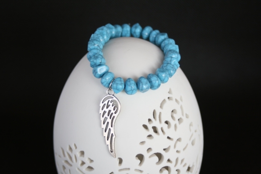 Türkisfarbenes Armband mit Anhänger