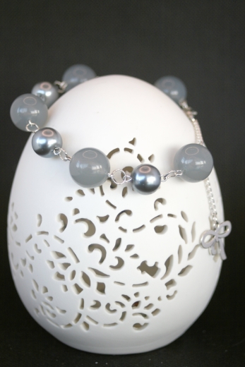 Perlenarmband mit Schleifchen-Anhänger