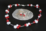 zweireihige rot-weiße Halskette