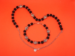 Halskette aus Lavaperlen mit Eulen