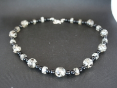 Halskette mit Glas- und Acrylperlen