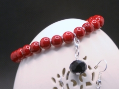 Rotes Armband mit Anhänger